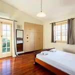 Dom wakacyjny Avia's Seaside Hideaway With Lush Garden Avía