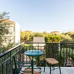 Dom wakacyjny Avia's Seaside Hideaway With Lush Garden