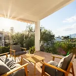 Avia's Seaside Hideaway With Lush Garden Dom wakacyjny *
