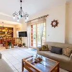 Avia's Seaside Hideaway With Lush Garden Dom wakacyjny