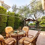 Dom wakacyjny Avia's Seaside Hideaway With Lush Garden