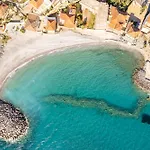 Avia's Seaside Hideaway With Lush Garden Avía