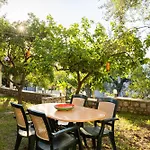 Avia's Seaside Hideaway With Lush Garden Dom wakacyjny