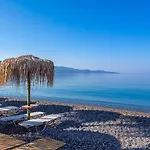 Avia's Seaside Hideaway With Lush Garden Avía