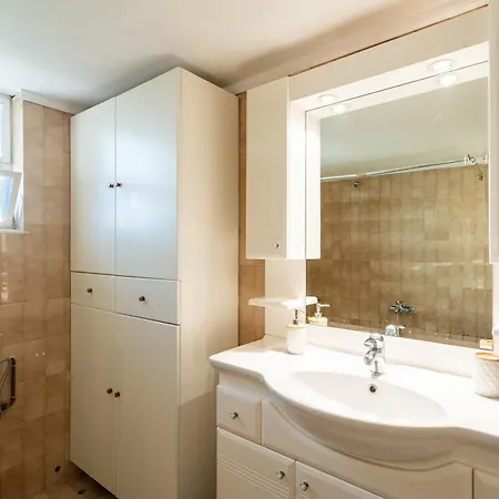 Avia's Seaside Hideaway With Lush Garden *