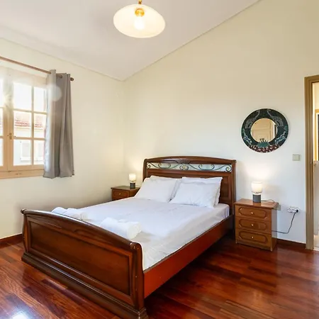 Avia's Seaside Hideaway With Lush Garden Holiday home