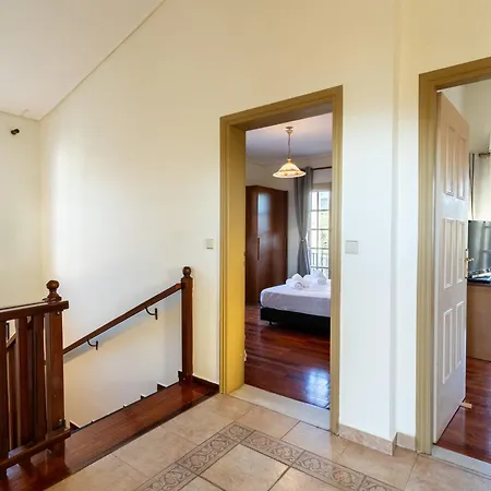 Tatil Evi Avia's Seaside Hideaway With Lush Garden Avía