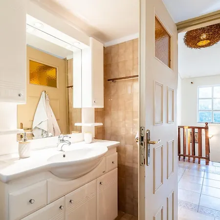 Avia's Seaside Hideaway With Lush Garden *