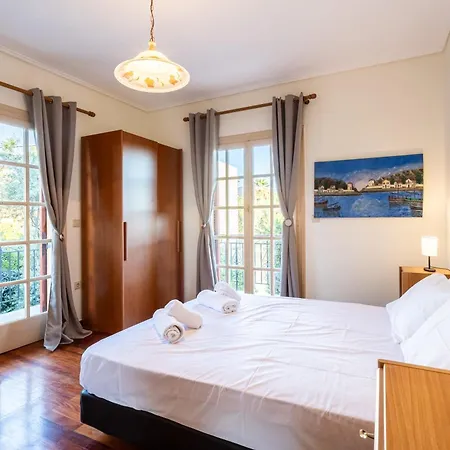 Avia's Seaside Hideaway With Lush Garden *