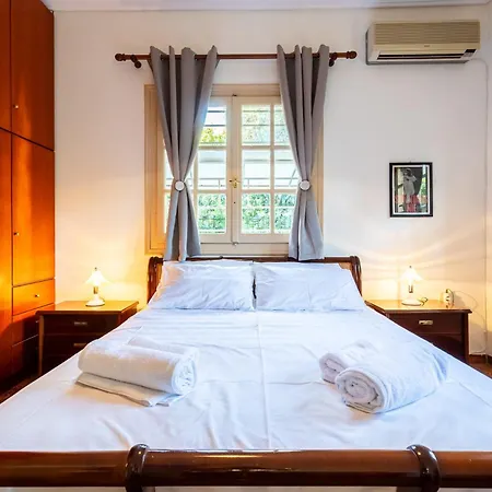 Avia's Seaside Hideaway With Lush Garden Tatil Evi Avía