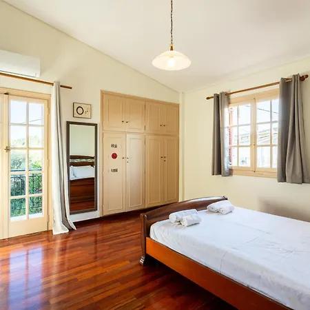 Tatil Evi Avia's Seaside Hideaway With Lush Garden Avía