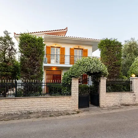 Avia's Seaside Hideaway With Lush Garden *