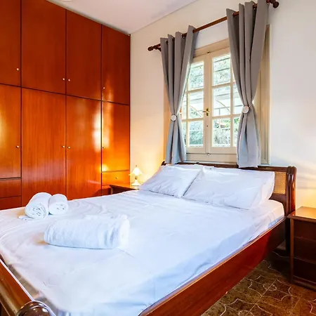 Avia's Seaside Hideaway With Lush Garden *