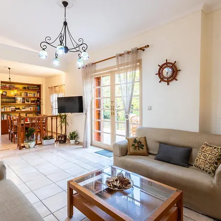 Avia's Seaside Hideaway With Lush Garden Tatil Evi