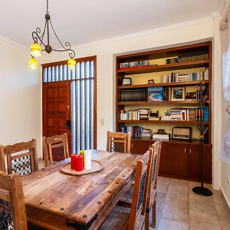 Avia's Seaside Hideaway With Lush Garden Casa vacanze
