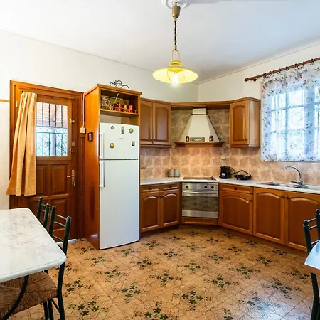 Tatil Evi Avia's Seaside Hideaway With Lush Garden