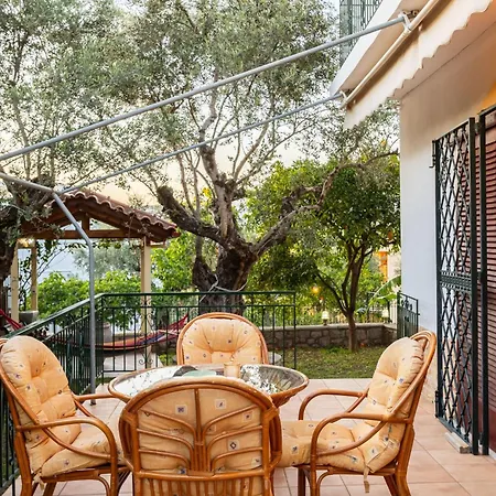 Avia's Seaside Hideaway With Lush Garden Avía