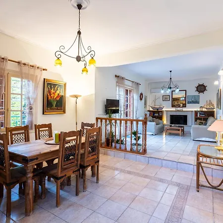 Avia's Seaside Hideaway With Lush Garden *