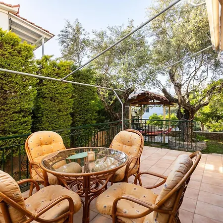 Tatil Evi Avia's Seaside Hideaway With Lush Garden