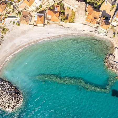 Avia's Seaside Hideaway With Lush Garden Avía