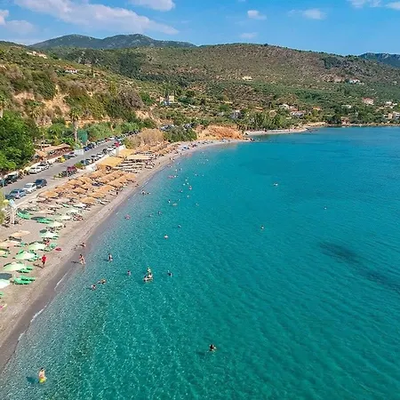 Avia's Seaside Hideaway With Lush Garden Tatil Evi