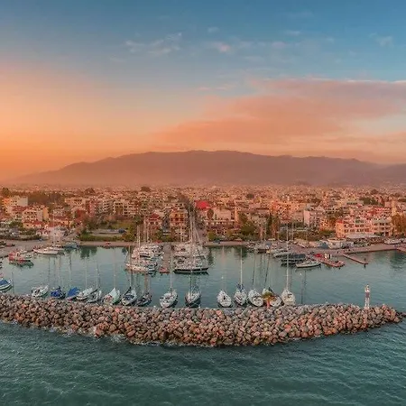 Tatil Evi Avia's Seaside Hideaway With Lush Garden