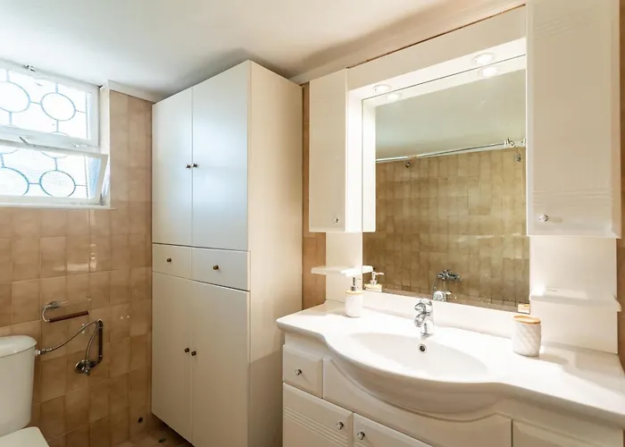 Avia's Seaside Hideaway With Lush Garden *