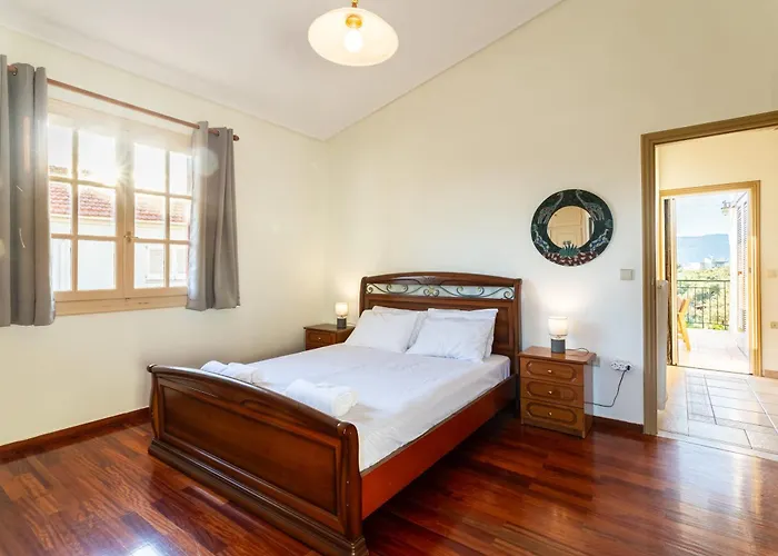 Avia's Seaside Hideaway With Lush Garden Дом отдыха