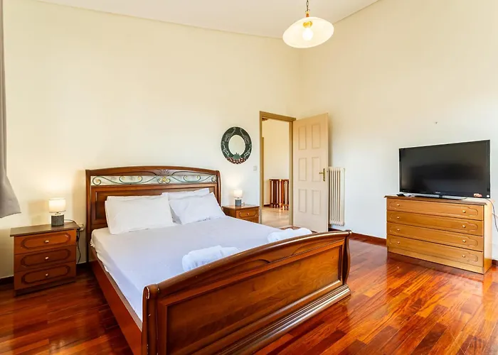 Avia's Seaside Hideaway With Lush Garden