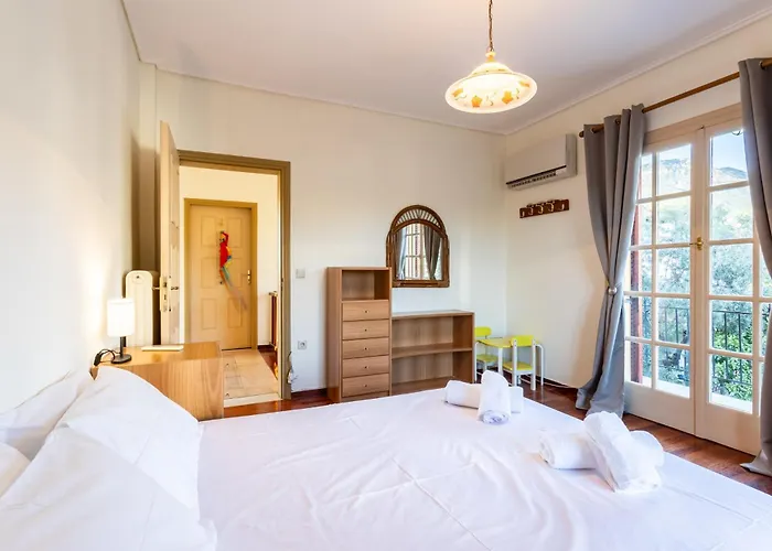 Дом отдыха Avia's Seaside Hideaway With Lush Garden