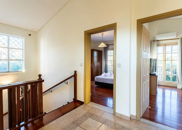 Дом отдыха Avia's Seaside Hideaway With Lush Garden Avia