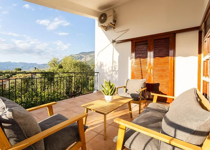 Avia's Seaside Hideaway With Lush Garden * Avia