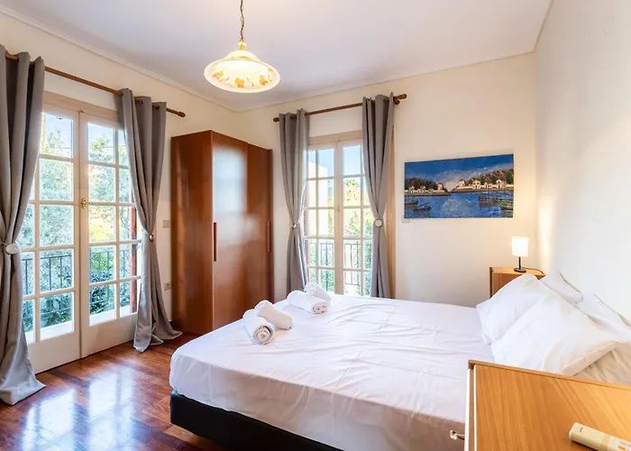 Avia's Seaside Hideaway With Lush Garden *