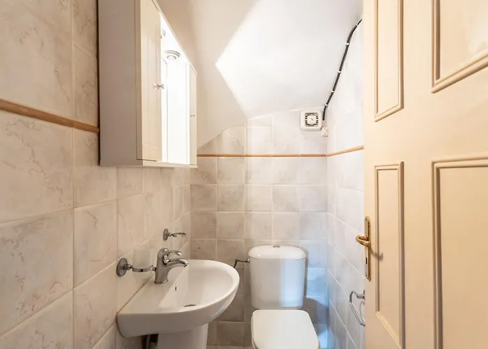 Дом отдыха Avia's Seaside Hideaway With Lush Garden