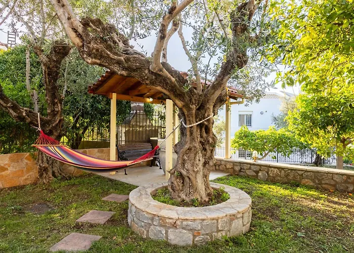 Дом отдыха Avia's Seaside Hideaway With Lush Garden *