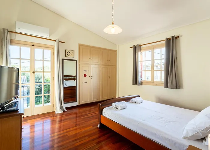 Дом отдыха Avia's Seaside Hideaway With Lush Garden Avia