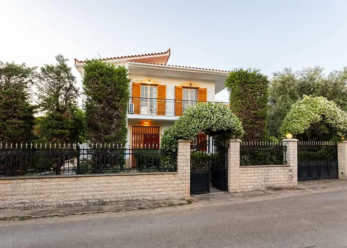 Avia's Seaside Hideaway With Lush Garden *