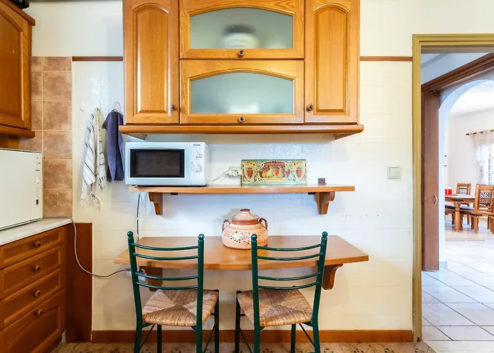 Avia's Seaside Hideaway With Lush Garden