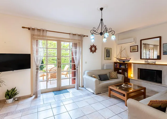 Дом отдыха Avia's Seaside Hideaway With Lush Garden *