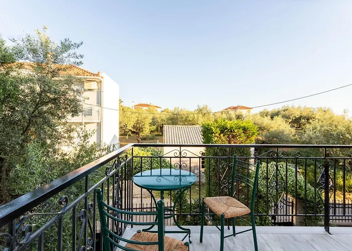 Prázdninový dům Avia's Seaside Hideaway With Lush Garden