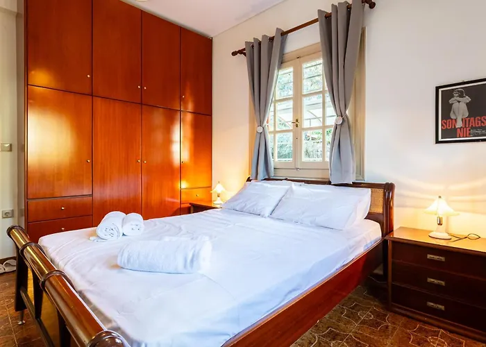 Avia's Seaside Hideaway With Lush Garden *