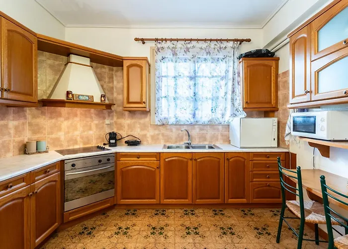 Avia's Seaside Hideaway With Lush Garden Avía