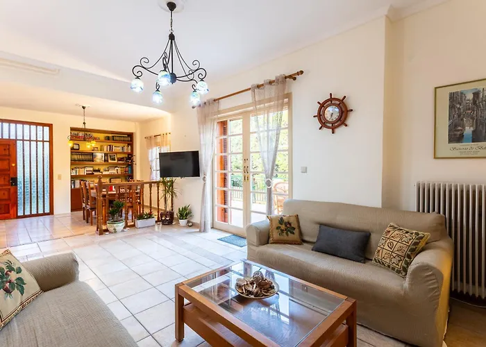 Avia's Seaside Hideaway With Lush Garden Prázdninový dům