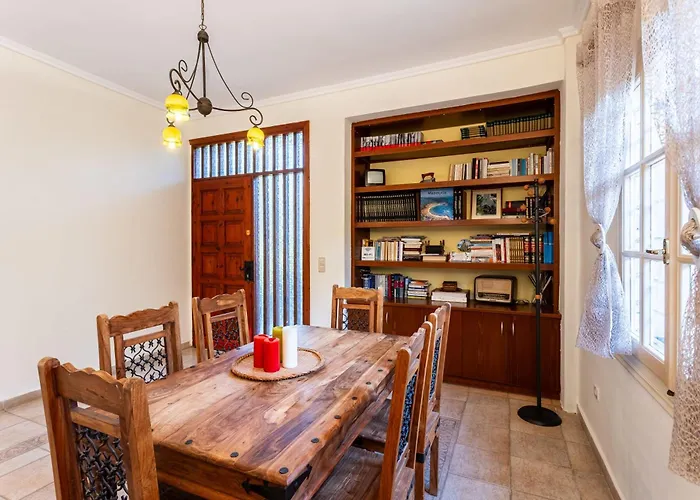 Avia's Seaside Hideaway With Lush Garden Prázdninový dům