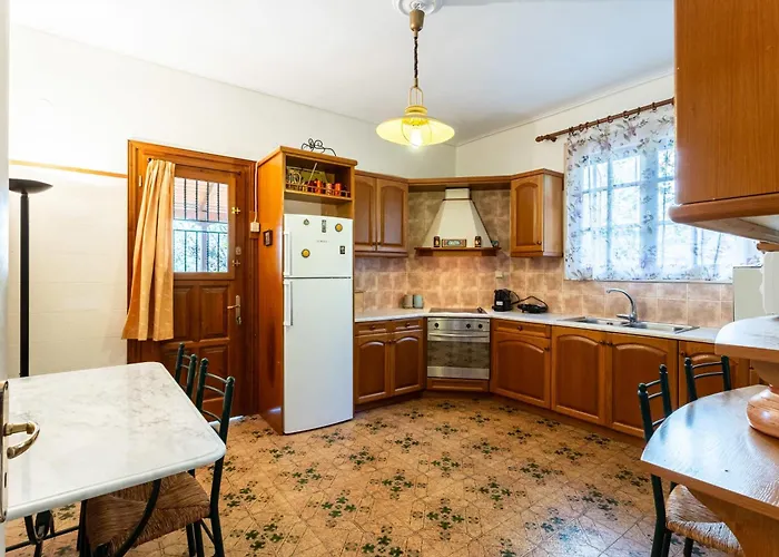 Дом отдыха Avia's Seaside Hideaway With Lush Garden