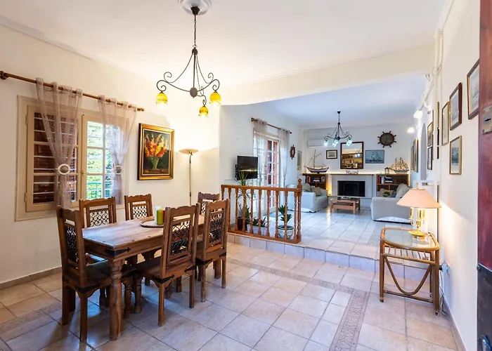 Avia's Seaside Hideaway With Lush Garden *