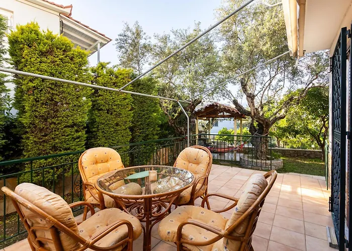 Prázdninový dům Avia's Seaside Hideaway With Lush Garden