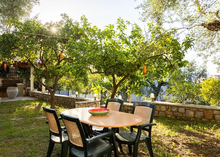 Avia's Seaside Hideaway With Lush Garden Prázdninový dům