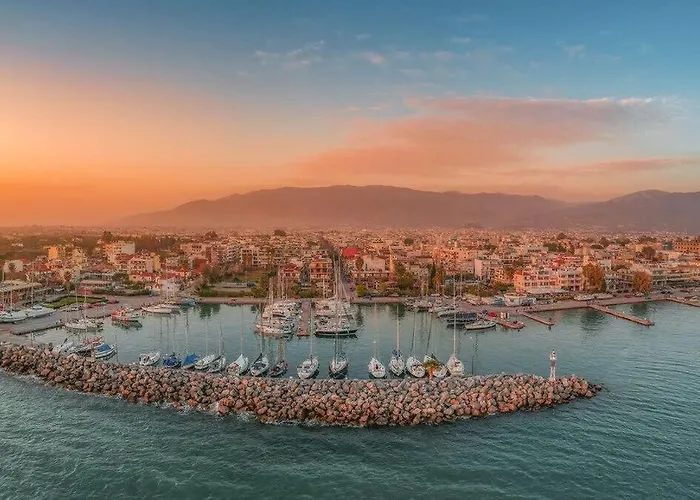 Prázdninový dům Avia's Seaside Hideaway With Lush Garden